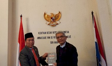 Buku-Karya-Irjen-Dedi-Prasetyo-Diserahkan-ke-Para-Dubes,-Ini-Tujuannya