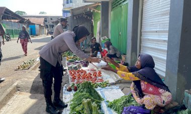 Gelar-Jumat-Berkah,-Personil-Polres-Alor-Bagi---Bagi-Nasi-Kotak