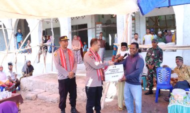 Kapolres-Alor-Berikan-Bantuan-untuk-Rumah-Ibadah-Masjid-Al-Munawarah-Desa-Pandai-dan-Sosialisasi-Pemilu-Damai