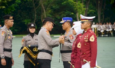 Kapolri-Beri-Pin-Emas-Kepada-Pengasuh-dan-Taruna-Berprestasi
