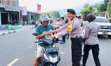 Polres-Alor-Berbagi-Kebaikan:-Pembagian-Takjil-Gratis-untuk-Pengguna-Jalan