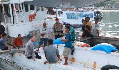 Kapolres-Alor-Bagikan-Takjil-kepada-ABK-Kapal-di-Pelabuhan-Pelni-Kalabahi