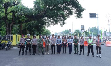 Personil-Polres-Alor-Amankan-Jalannya-Sholat-Id-di-Lapangan-Mini-Kalabahi