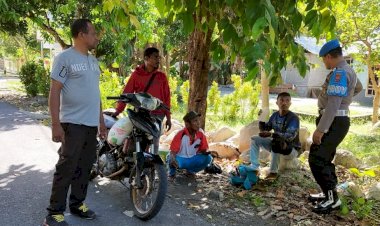 Personel-Polri-Patroli-Dialogis-dan-Sambang-Kamtibmas-di-Desa-Waisika,-Alor-Timur-Laut