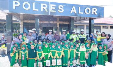Rombongan-Anak-TK-RA.-Alfatah-Kalabahi-Kunjungi-Polres-Alor-dalam-Program-Polisi-Sahabat-Anak