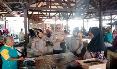 Patroli-Polsek-Alor-Barad-Daya-di-Pasar-Moru:-Jaga-Kamtibmas-dan-Kebersihan