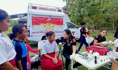 Satbrimob-Polda-NTT-Gelar-Bakti-Sosial-di-SDN-Oeseu:-Makan-Gratis,-Layanan-Kesehatan,-dan-Air-Bersih-untuk-Warga