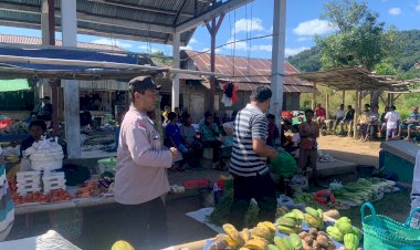 Ciptakan-Lingkungan-Aman-dan-Nyaman,-Polsek-Alor-Selatan-Gelar-Patroli-Rutin-di-Pasar-Apui