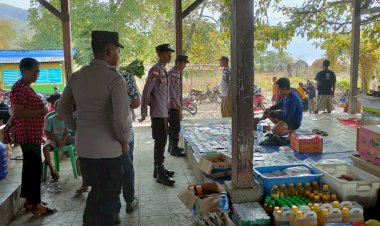 Gelar-Patroli-dan-Pengamanan-Pasar-Rakyat-Maritaing,-Polsek-Alor-Timur-Memberikan-Pesan-pesan-Kamtibmas