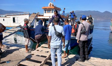 Personel-Satpolairud-Polres-Alor-Laksanakan-Pengamanan-dan-Pemantauan-Kapal-di-Pelabuhan-Kalabahi