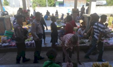 Polsek-Alor-Timur-Laut-Gelar-Patroli-Dialogis-di-Pasar-Nailang,-Edukasi-dan-Himbauan-untuk-Masyarakat