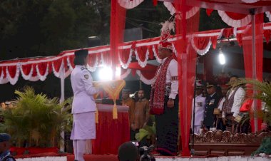 Memperingati-HUT-Kemerdekaan-RI-ke-79-Tingkat-Kabupaten:-Upacara-Penurunan-Bendera-di-Alor-dipimpin-Mendagri