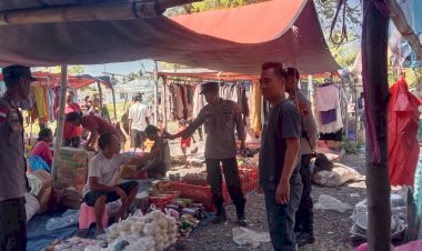 Polsek-Alor-Timur-Gelar-Patroli-dan-Pengamanan-di-Pasar-Rakyat-Maritaing,-Himbau-Pentingnya-Kamtibmas
