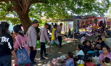 Polsek-Alor-Timur-Gelar-Patroli-dan-Pengamanan-Pasar-Rakyat-Maritaing,-Berikan-Himbauan-Kamtibmas-untuk-Kenyamanan-Masyarakat