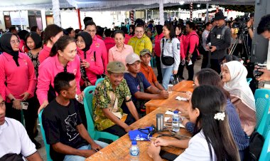 Bantuan-Bhayangkari-untuk-Masyarakat-Rote-Ndao:-Ny.-Juliati-Sigit-Prabowo-Berbagi-Kebaikan-dengan-Ribuan-Paket-Bansos-Bagi-Masyarakat-dan-Anak-Sekolah