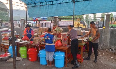 Kepedulian-Personel-Polres-Flores-Timur-dan-BKO-Polda-NTT-di-Tengah-Kepanikan-Pengungsian-Akibat-Erupsi-Gunung-Lewotobi