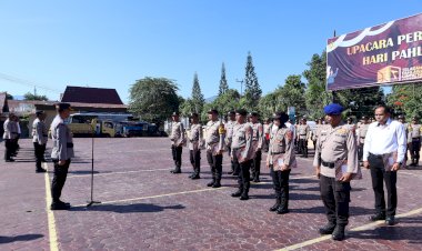 Kapolres-Alor-Berikan-Penghargaan-Kepada-Sepuluh-Personil-Polres-Alor-Atas-Dedikasi-dan-Kinerjanya