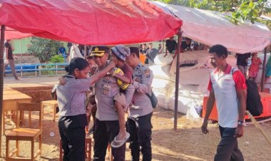 Harukan-Warga,-Karo-Ops-Polda-NTT-Panggul-Lansia-di-Tengah-Evakuasi-Korban-Erupsi-Gunung-Lewotobi