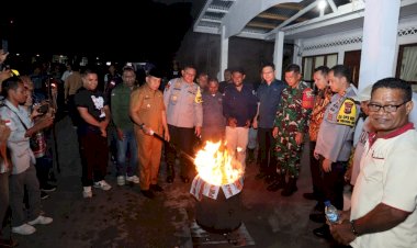 Kapolres-Alor-Hadiri-Pemusnahan-Kelebihan-Surat-Suara-Pilkada-Serentak-2024-oleh-KPU-Kabupaten-Alor