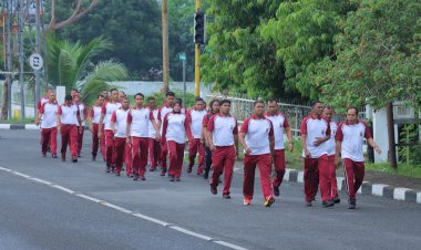 Usai-Olahraga,-Personel-Polres-Alor-Laksanakan-Aksi-Bersih-Bersih-Mako