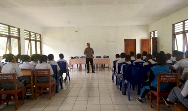 Satuan-Binmas-Polres-Alor-Gelar-Sosialisasikan-Kamtibmas-dan-Kenakalan-Remaja-di-SMA-Negeri-Likuatang