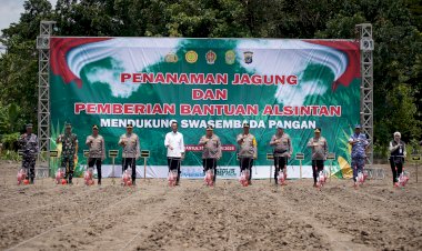 Kapolri-dan-Gubernur-Yogyakarta-Sri-Sultan-Hamengku-Buwono-X-Menanam-Jagung-Bersama