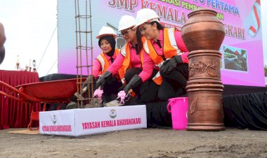 Ketum-Yayasan-Kemala-Bhayangkari-Letakkan-Batu-Pertama-Pembangunan-SMP-Kemala-Bhayangkari-di-Karanganyar