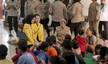 Polri-Bersama-Mahasiswa-Beri-Trauma-Healing-ke-Korban-Banjir-Ciliwung