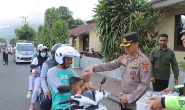 Polres-Alor-Berbagi-Takjil-Dengan-Masyarakat-di-Bulan-Ramadhan