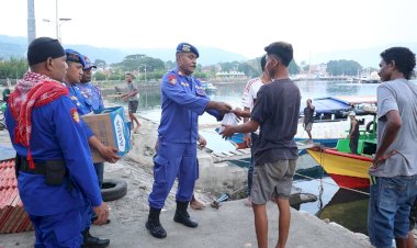 Satpolairud-Polres-Alor-Berbagi-Takjil,-Tebar-Kebahagiaan-di-Bulan-Suci-Ramadan