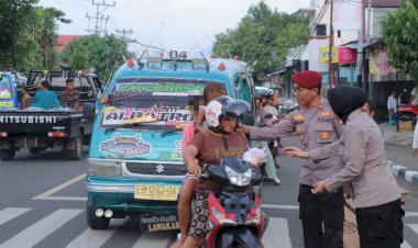 Berbagi-Berkah-Ramadan,-Satreskrim-Polres-Alor-Turun-ke-Jalan-Bagikan-Takjil