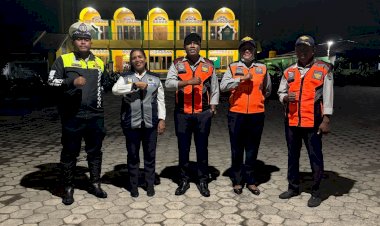 Polisi-Amankan-Pelaksanaan-Sholat-Tarawih-di-Masjid-Muhajirin-Kadelang,-Teluk-Mutiara
