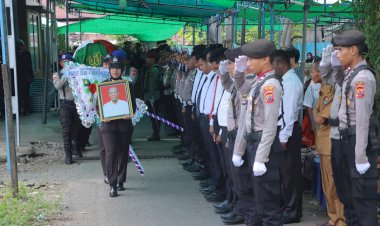 Kapolres-Alor-Pimpin-Upacara-Pemakaman-Purnawirawan-SERKA-Heronimus-Radja