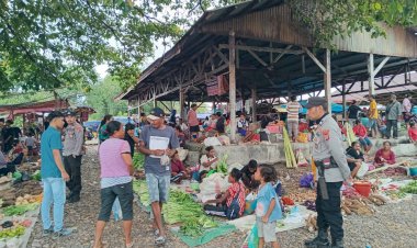 Polsek-Alor-Timur-Gelar-Patroli-dan-Pengamanan-di-Pasar-Rakyat-Maritaing,-Sampaikan-Imbauan-Kamtibmas-kepada-Warga