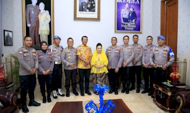 Anjangsana-HUT-Bhayangkara-ke-79,-Tim-Polri-Sambangi-Kediaman-Jenderal-(Purn)-Sutarman