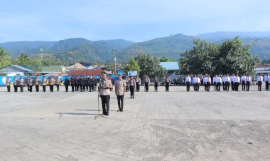 Kapolres-Alor-Pimpin-Upacara-Tabur-Bunga-di-Pelabuhan-Dulionong-Peringati-Hari-Bhayangkara-ke-79