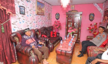 Bapak-H.-Husen-Tolang-S.H.-selaku-Tokoh-Masyarakat-Kec.-Teluk-Mutiara-menerima-silaturahmi-Kapolres-Alor