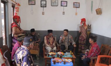 Bapak-Sulaiman-Tulimau-(Raja-Bunga-Bali)-dan-beberapa-Tokoh-Adat-Kec.-Alor-Barat-Laut-terima-kunjungan-silaturahmi-Kapolres-Alor. 