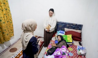 Tersentuh-Kepedulian:-Kapolda-NTT-dan-Ketua-Bhayangkari-Daerah-Jenguk-Istri-Anggota-Brimob-yang-Sakit