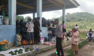 Polsek-Alor-Selatan-Gelar-Patroli-Pasar,-Pastikan-Aktivitas-Jual-Beli-di-Pasar-Apui-Aman-dan-Kondusif