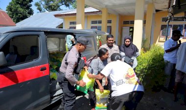 Sediakan-2-Ton-Beras-untuk-Warga,-Polres-Alor-dan-Polsek-Jajaran-Gelar-Gerakan-Pangan-Murah-di-Kelurahan-Nusa-Kenari
