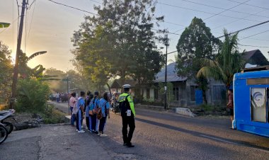 Semarak-HUT-RI-Ke-80-di-Alor,-Polres-Alor-Lakukan-Pengamanan-Jalan-Santai-dan-Senam-Massal
