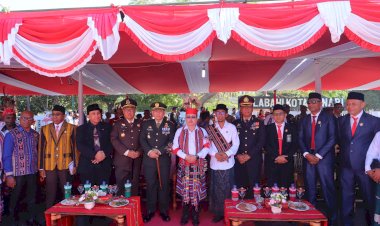 Kapolres-Alor-Hadiri-Upacara-Peringatan-HUT-Kemerdekaan-RI-ke-80-Tingkat-Kabupaten-Alor-di-Lapangan-Mini-Kalabahi