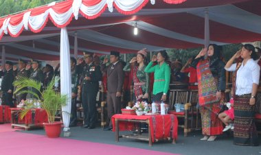 Kapolres-Alor-Bersama-Forkopimda-Hadiri-Upacara-Penurunan-Bendera-HUT-RI-ke-80
