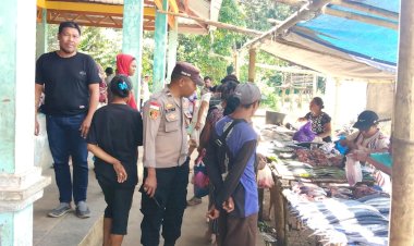 Polsek-Alor-Selatan-Gelar-Patroli-Pengamanan-di-Pasar-Rakyat-Apui