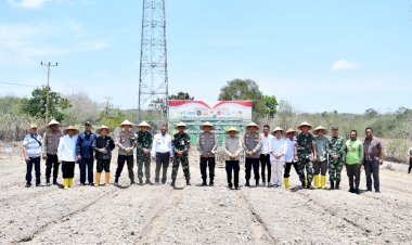 Dari-Timur,-Harapan-untuk-Semua:-Kapolda-NTT-Pimpin-Penanaman-Jagung-Serentak-Menuju-Lumbung-Pangan-Nasional