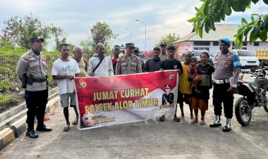 Polsek-Alor-Timur-Gelar-Jumat-Curhat-di-Pelabuhan-Maritaing,-Polisi-Dengar-Langsung-Aspirasi-Warga