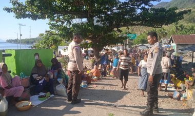 Polsek-Pantar-Laksanakan-Patroli-dan-Pengamanan-di-Pasar-Tradisional-Bakalang,-Sampaikan-Imbauan-Kamtibmas