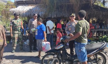 Kapolsek-Alor-Timur-Pimpin-Patroli-dan-Pengamanan-di-Pasar-Rakyat-Maritaing