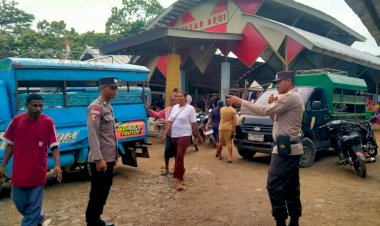 Polsek-Alor-Selatan-Laksanakan-Patroli-Pengamanan-di-Pasar-Rakyat-Apui,-Pastikan-Situasi-Aman-dan-Kondusif